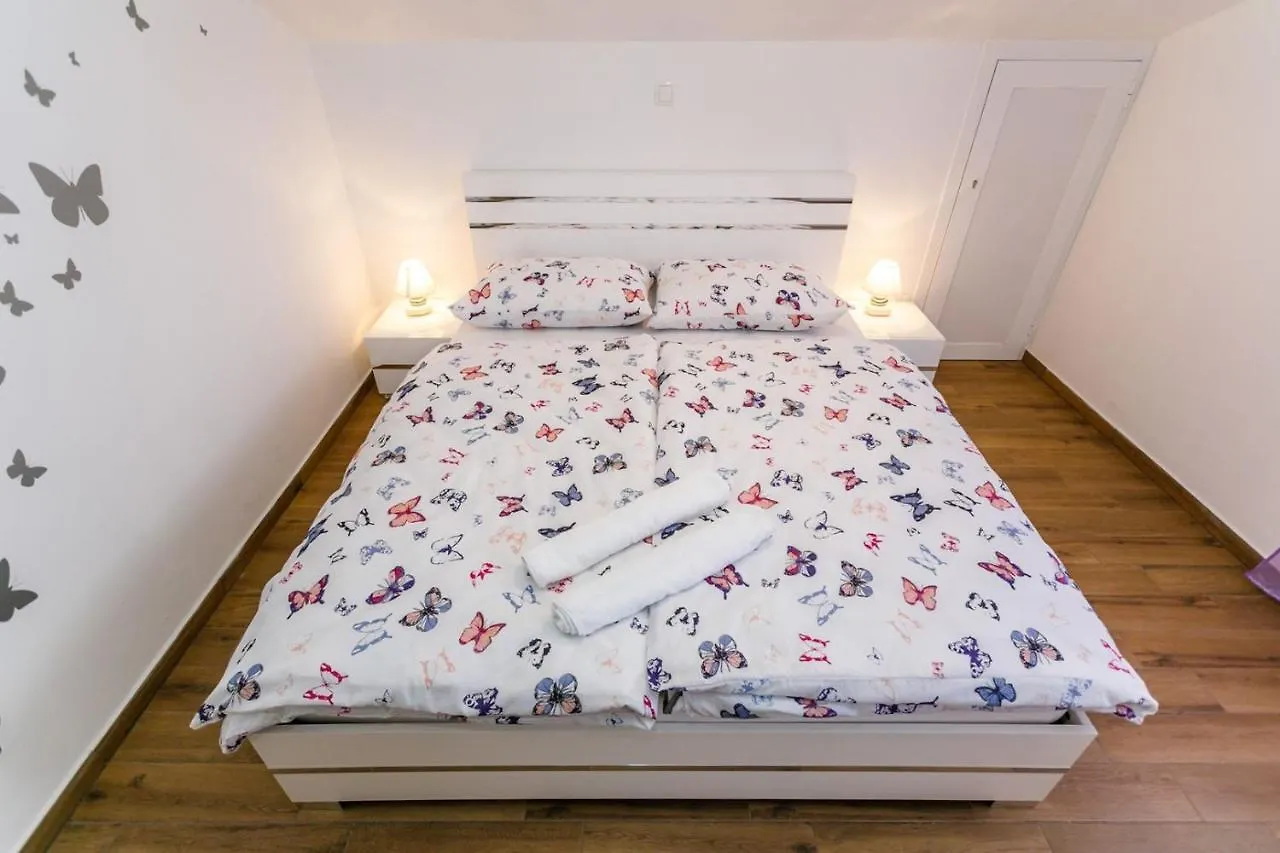 Apartment Mare Malinska 0*,  Κροατία