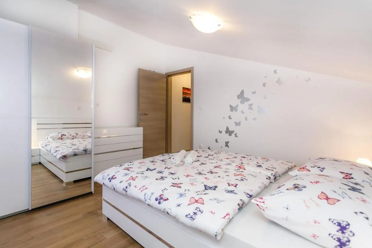 Apartment Mare Malinska